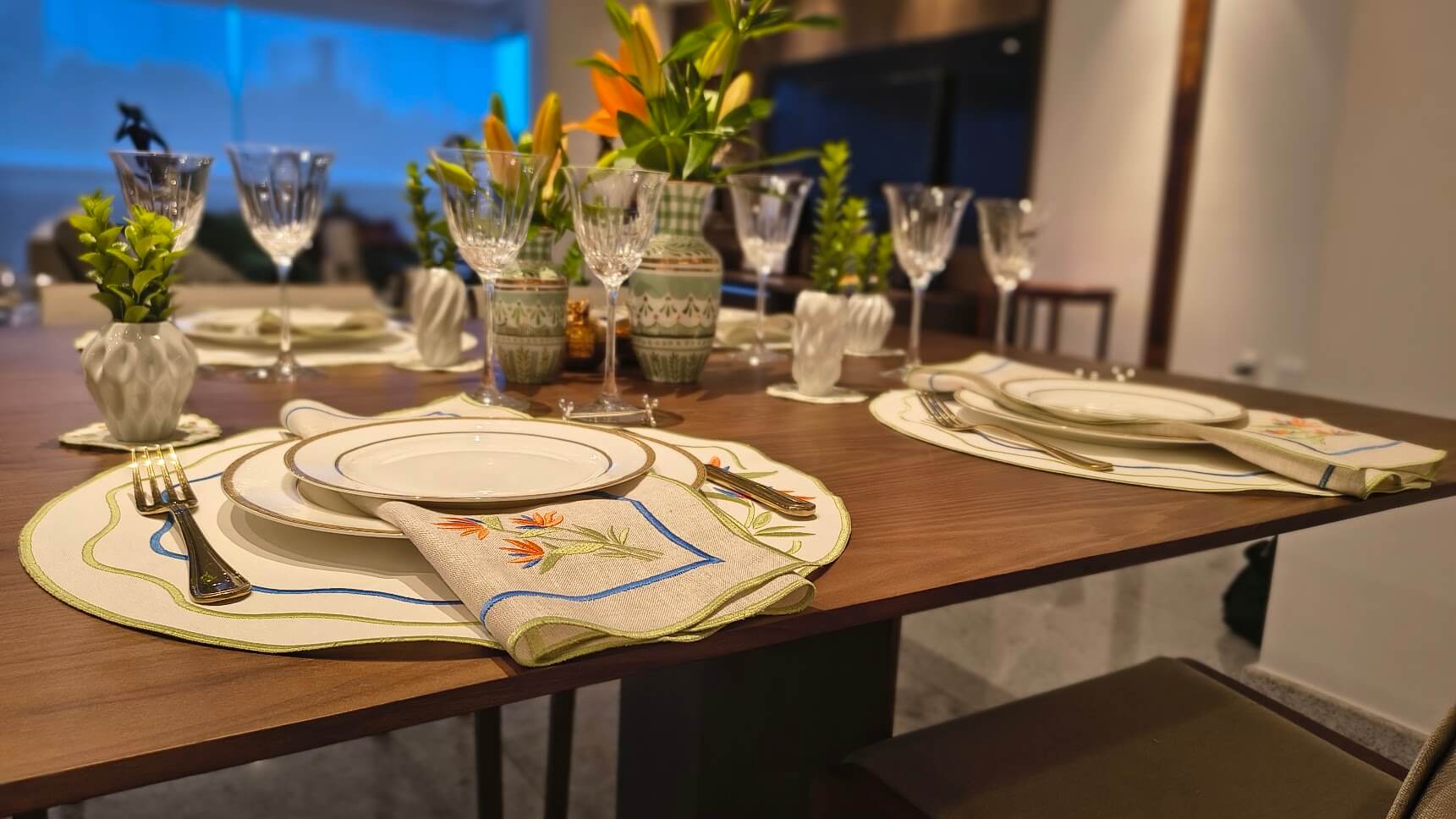 Ambiente elegante com bordados Linarte